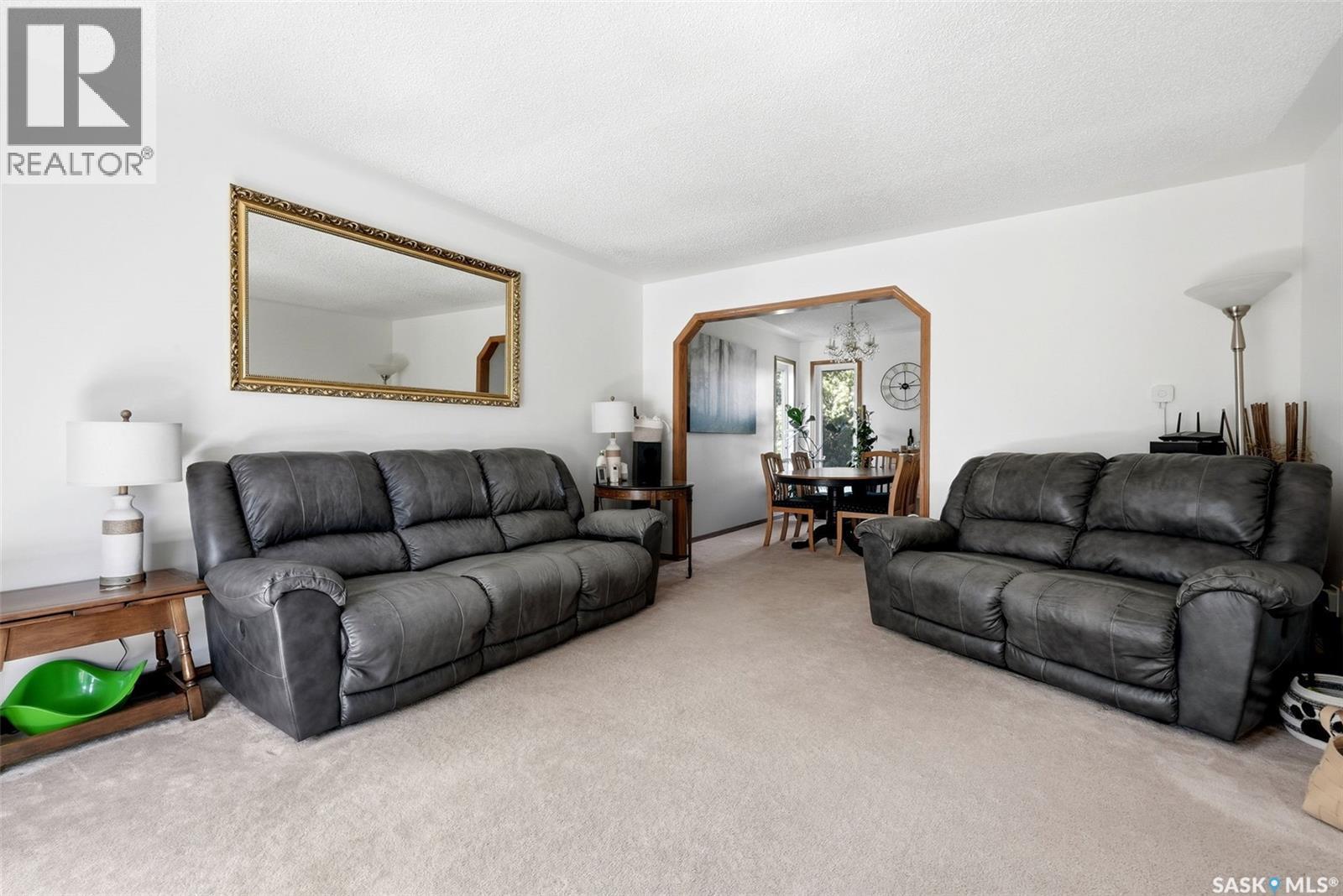 3731 Selinger Crescent, Regina, SK - Indoor Photo Showing Living Room