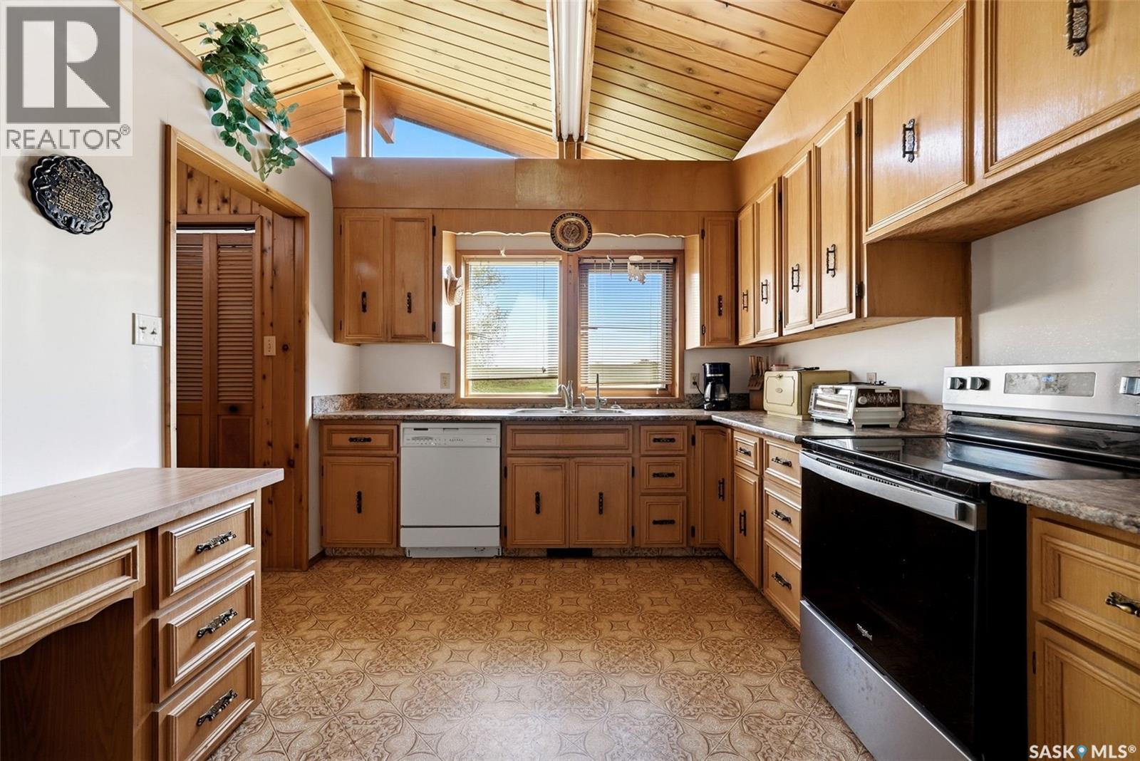 45 Miller Crescent E, Lumsden, SK - Indoor Photo Showing Kitchen