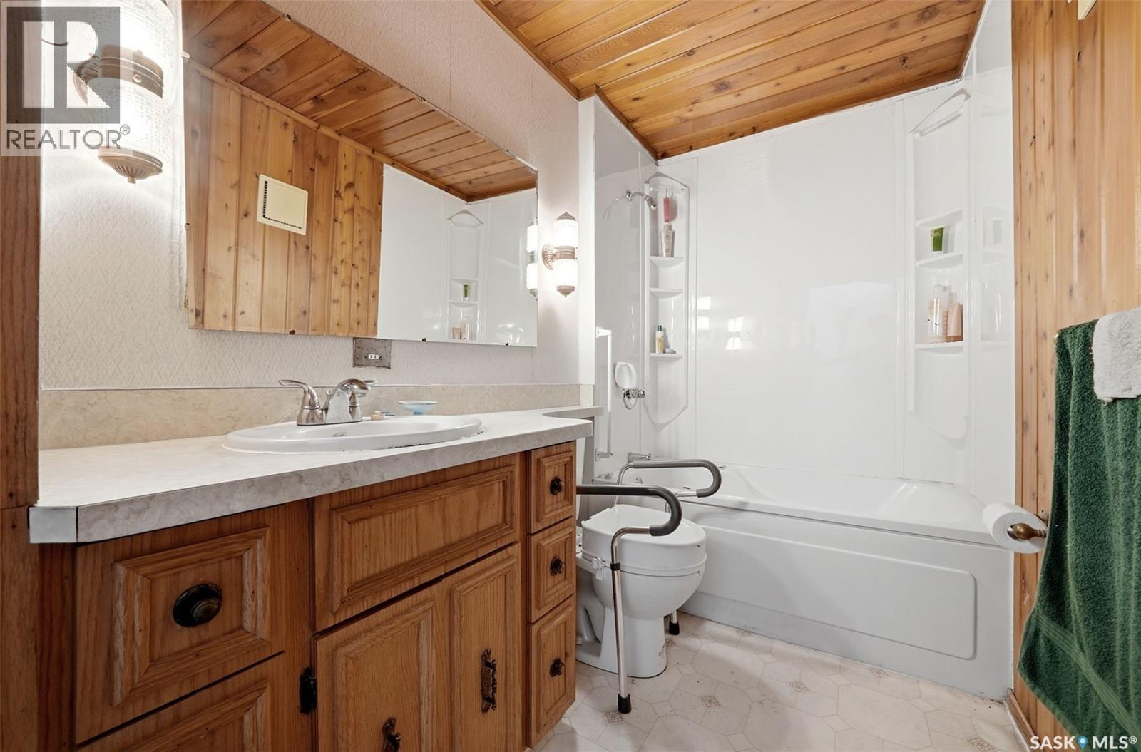 45 Miller Crescent E, Lumsden, SK - Indoor Photo Showing Bathroom