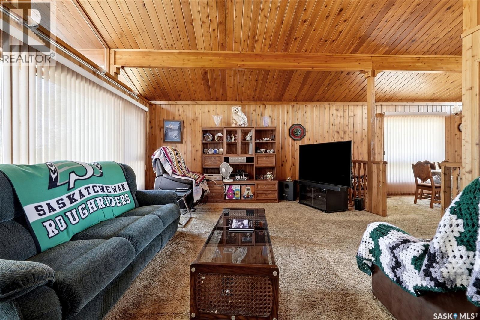 45 Miller Crescent E, Lumsden, SK - Indoor Photo Showing Living Room