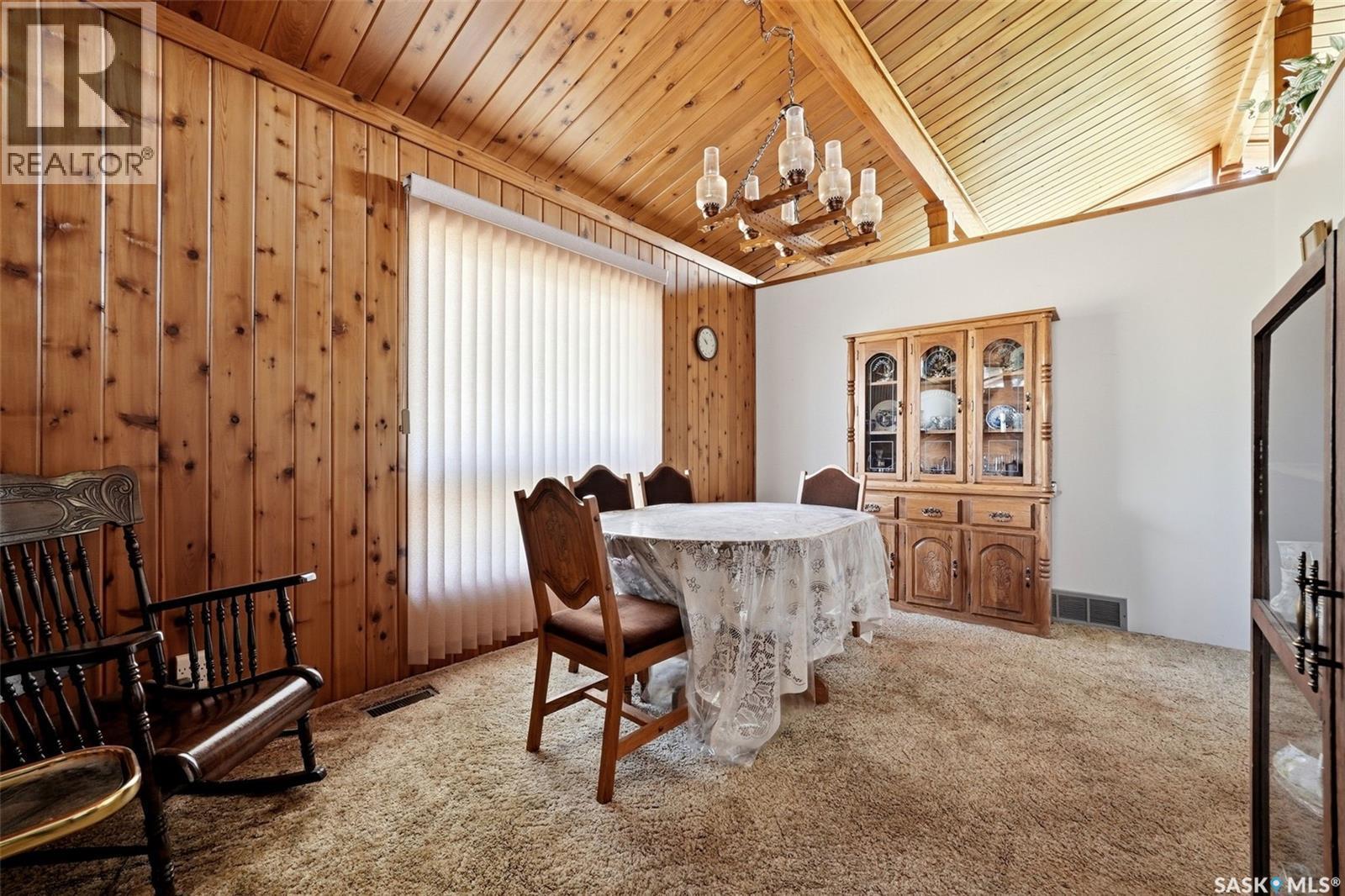 45 Miller Crescent E, Lumsden, SK - Indoor Photo Showing Dining Room