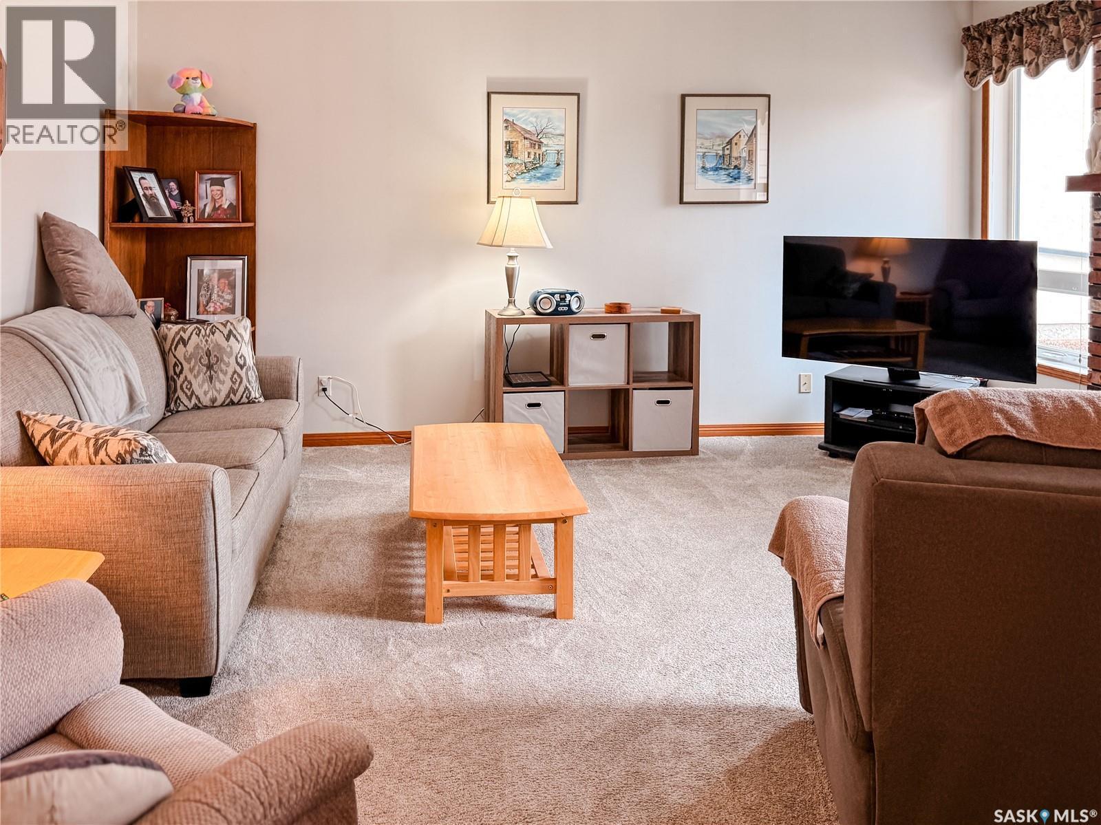 95 Pappas Crescent, Regina, SK - Indoor Photo Showing Living Room