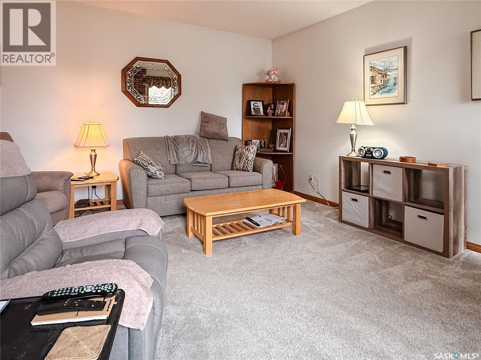 95 Pappas Crescent, Regina, SK - Indoor Photo Showing Living Room