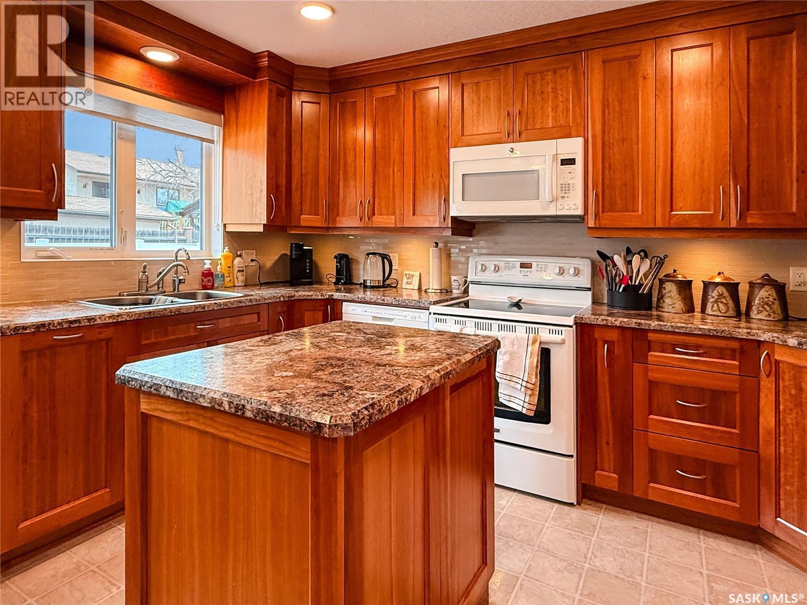 95 Pappas Crescent, Regina, SK - Indoor Photo Showing Kitchen With Double Sink