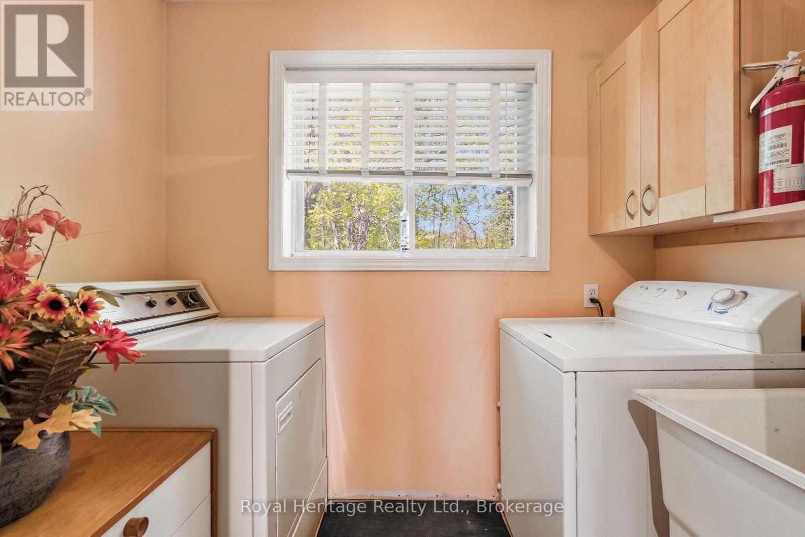 16 Fire Route 122, Trent Lakes, ON - Indoor Photo Showing Laundry Room