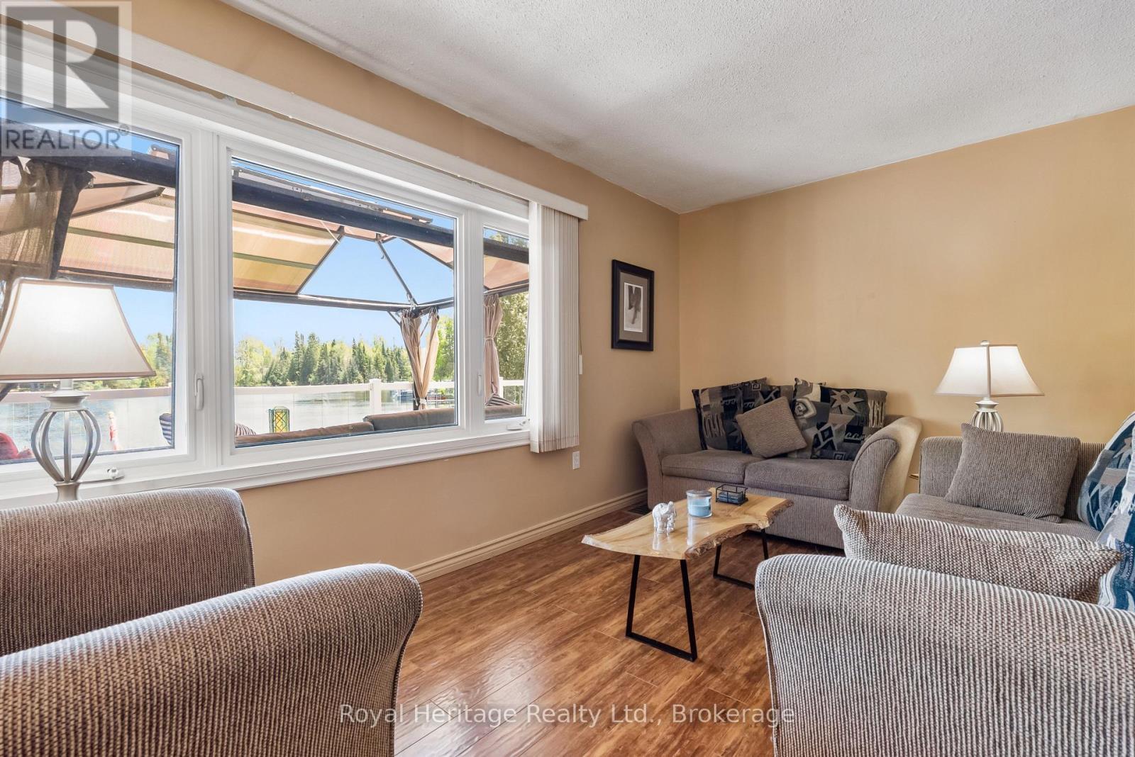 16 Fire Route 122, Trent Lakes, ON - Indoor Photo Showing Living Room