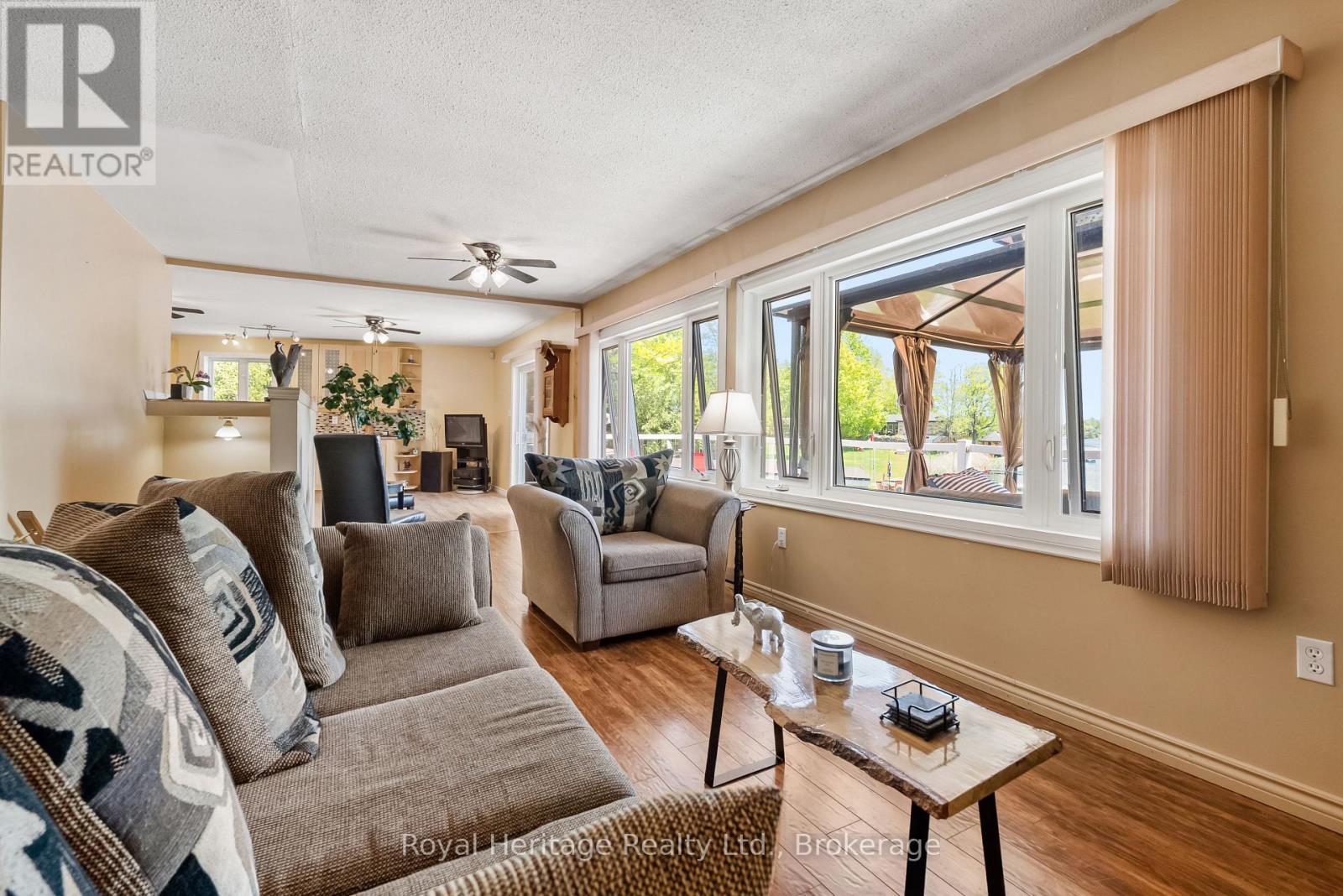 16 Fire Route 122, Trent Lakes, ON - Indoor Photo Showing Living Room