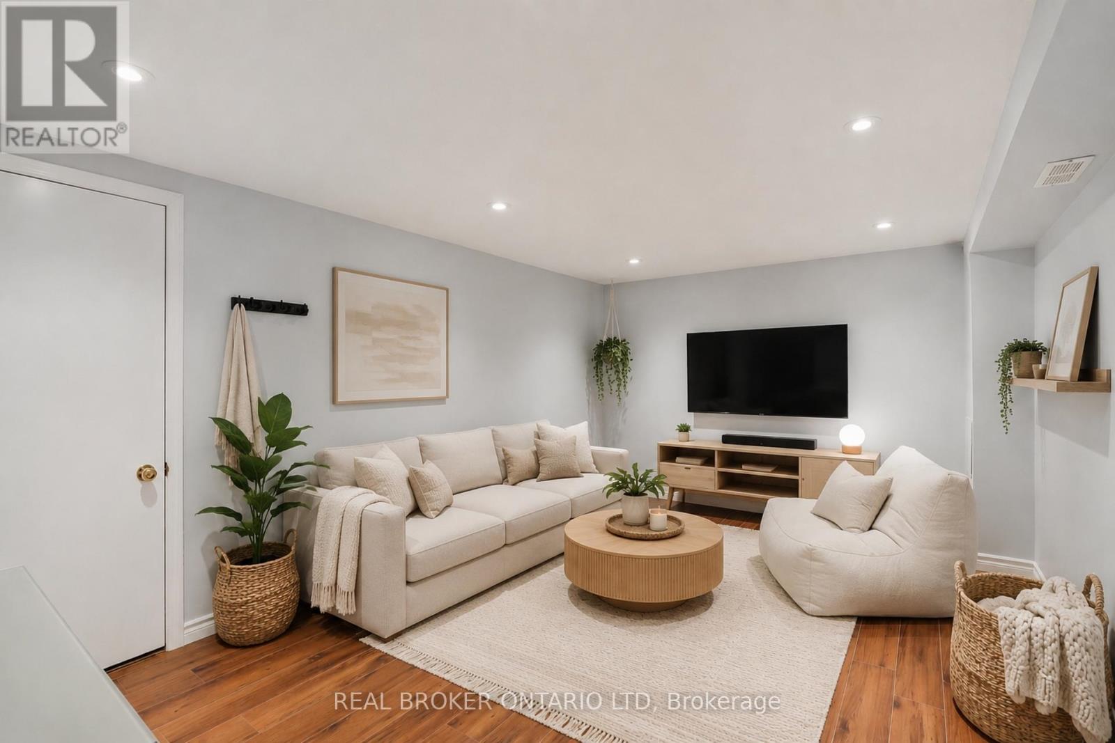 Digitally Furnished - 196 Wychwood Park, London North (North J), ON