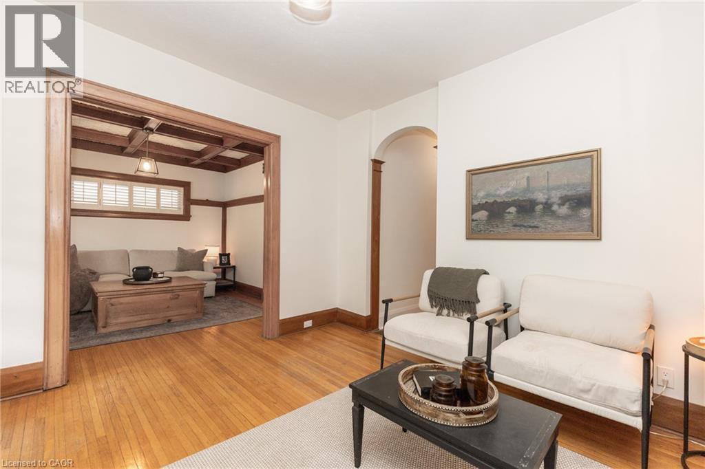 7 Pinehill Road, St. Catharines, ON - Indoor Photo Showing Living Room