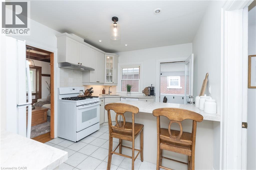 7 Pinehill Road, St. Catharines, ON - Indoor Photo Showing Kitchen