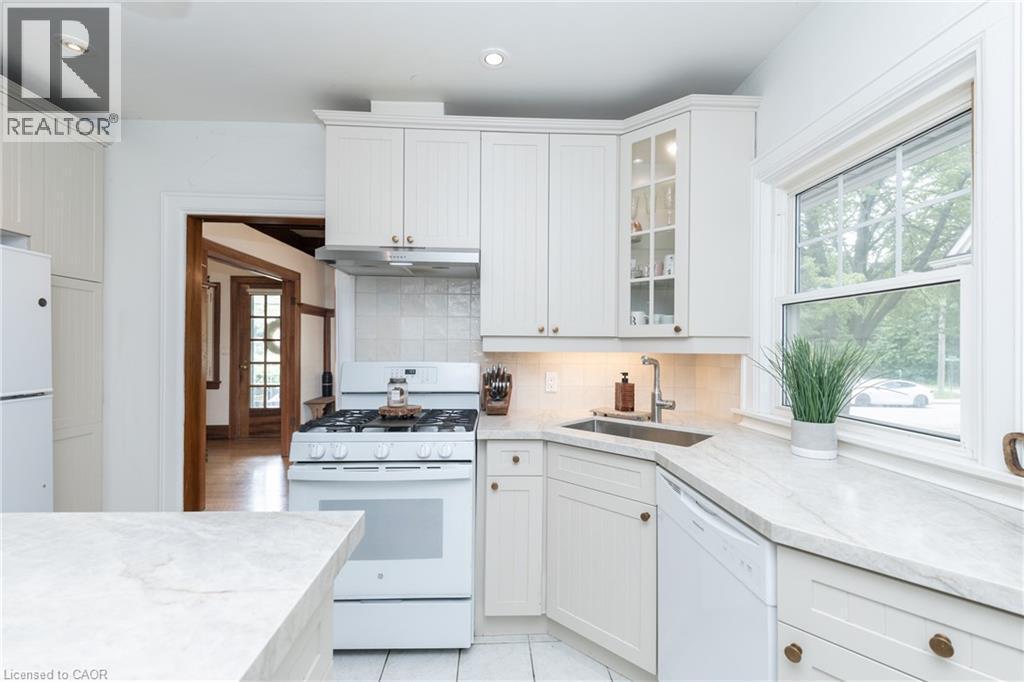 7 Pinehill Road, St. Catharines, ON - Indoor Photo Showing Kitchen