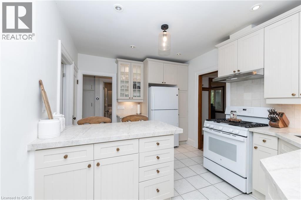 7 Pinehill Road, St. Catharines, ON - Indoor Photo Showing Kitchen