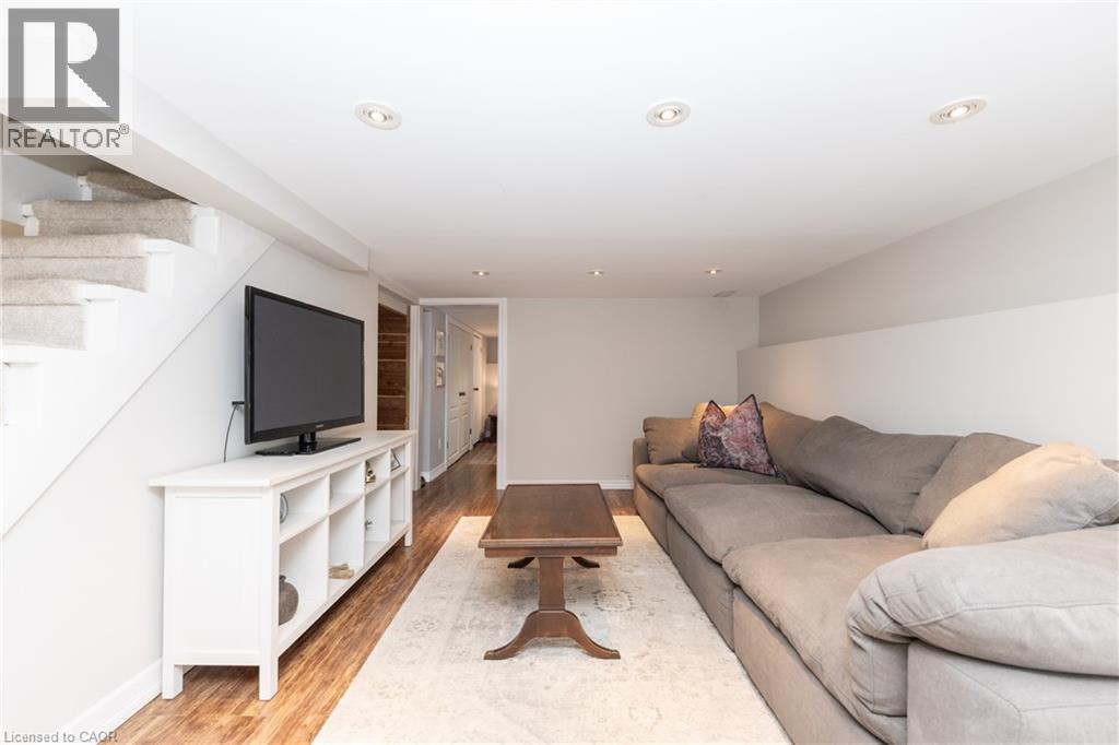 7 Pinehill Road, St. Catharines, ON - Indoor Photo Showing Living Room