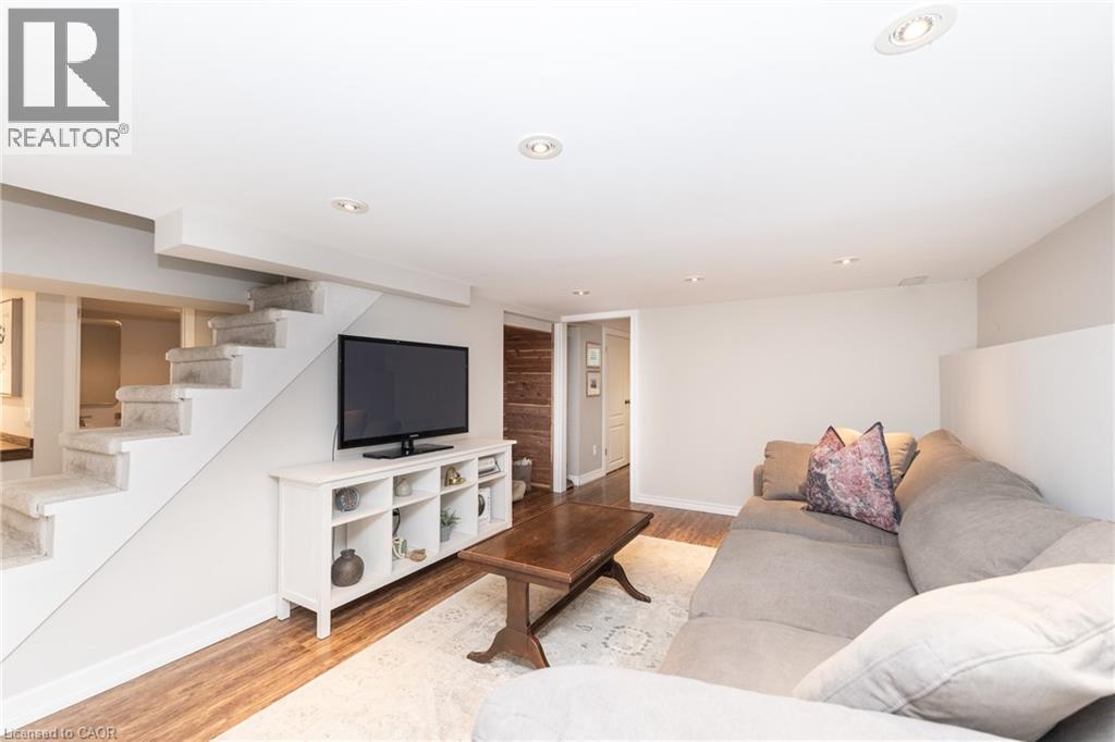 7 Pinehill Road, St. Catharines, ON - Indoor Photo Showing Living Room