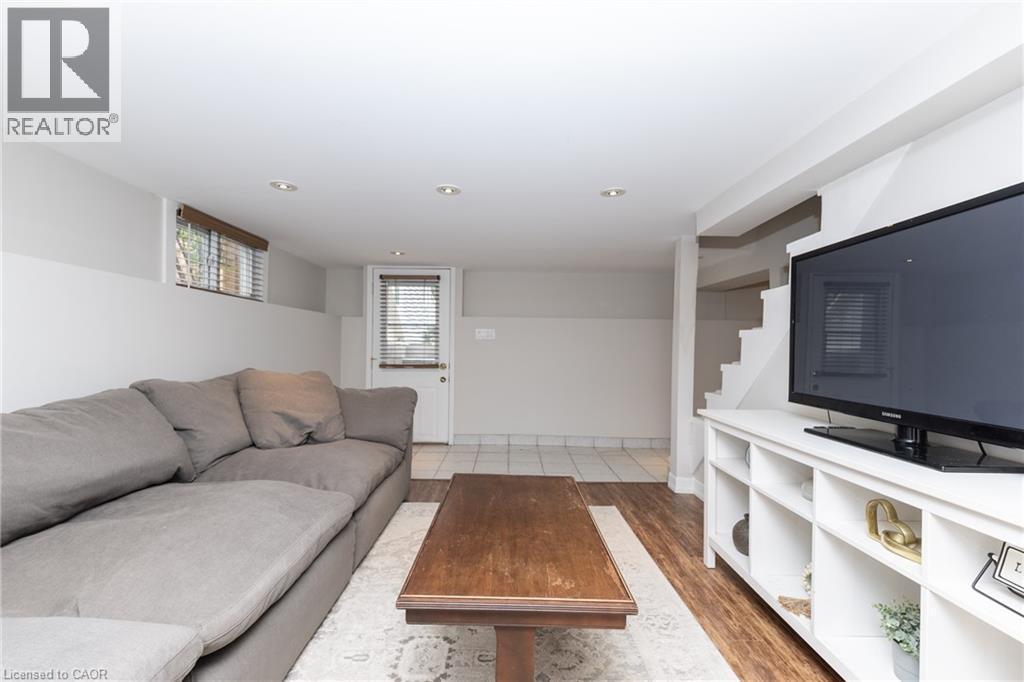 7 Pinehill Road, St. Catharines, ON - Indoor Photo Showing Living Room