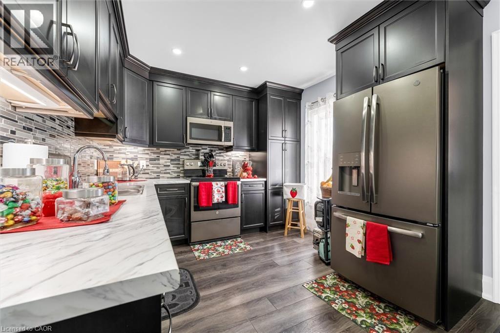 121 Edgemont Street N, Hamilton, ON - Indoor Photo Showing Kitchen With Upgraded Kitchen