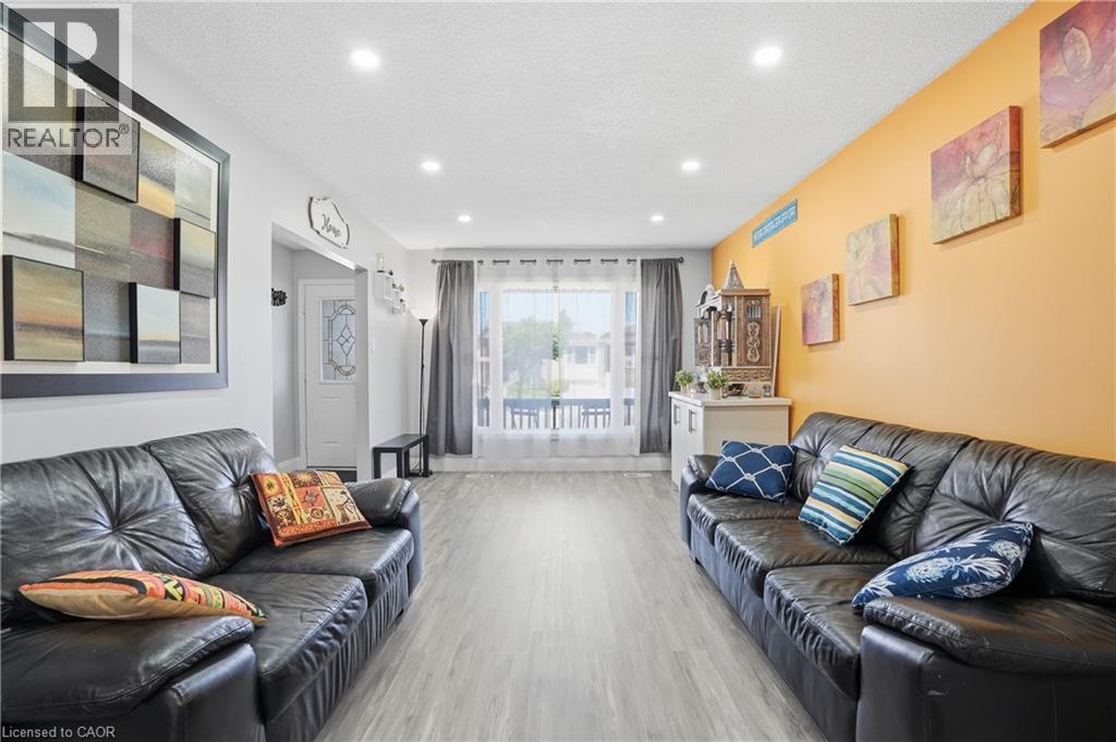 391 East 24Th Street, Hamilton, ON - Indoor Photo Showing Living Room