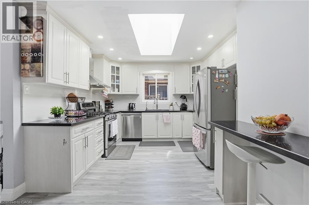 391 East 24Th Street, Hamilton, ON - Indoor Photo Showing Kitchen With Stainless Steel Kitchen With Upgraded Kitchen