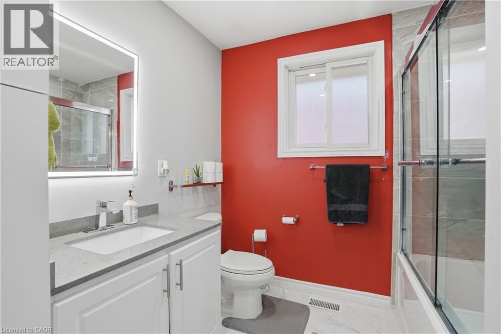 391 East 24Th Street, Hamilton, ON - Indoor Photo Showing Bathroom
