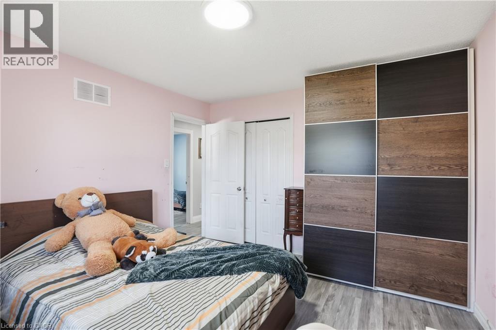 391 East 24Th Street, Hamilton, ON - Indoor Photo Showing Bedroom