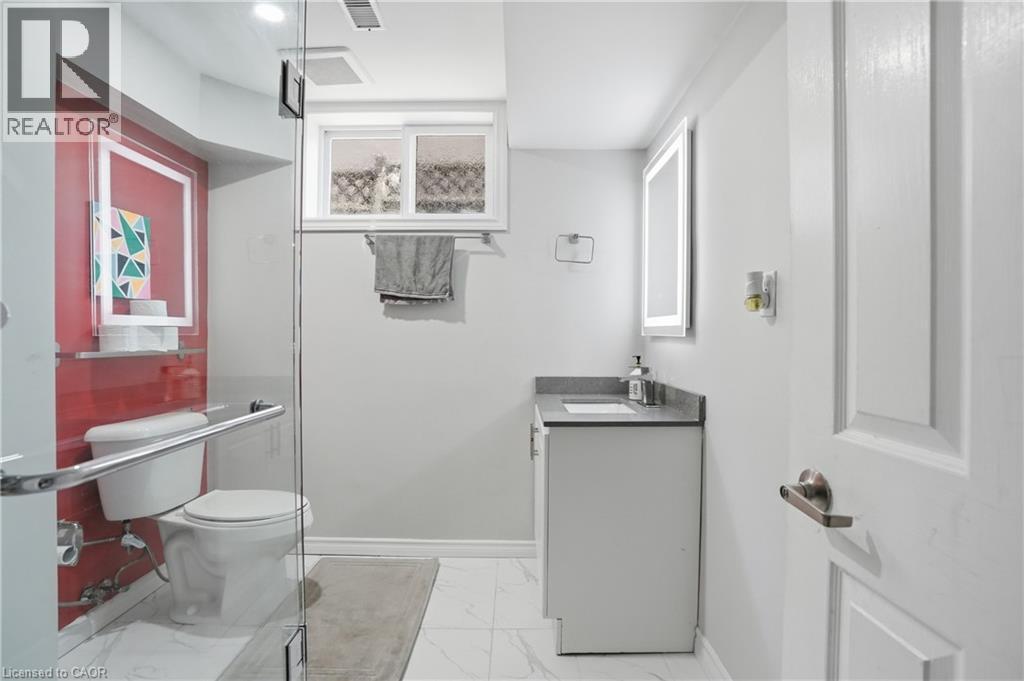 391 East 24Th Street, Hamilton, ON - Indoor Photo Showing Bathroom