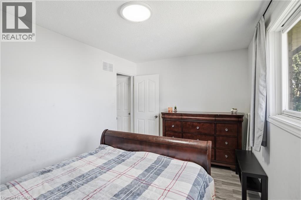 391 East 24Th Street, Hamilton, ON - Indoor Photo Showing Bedroom
