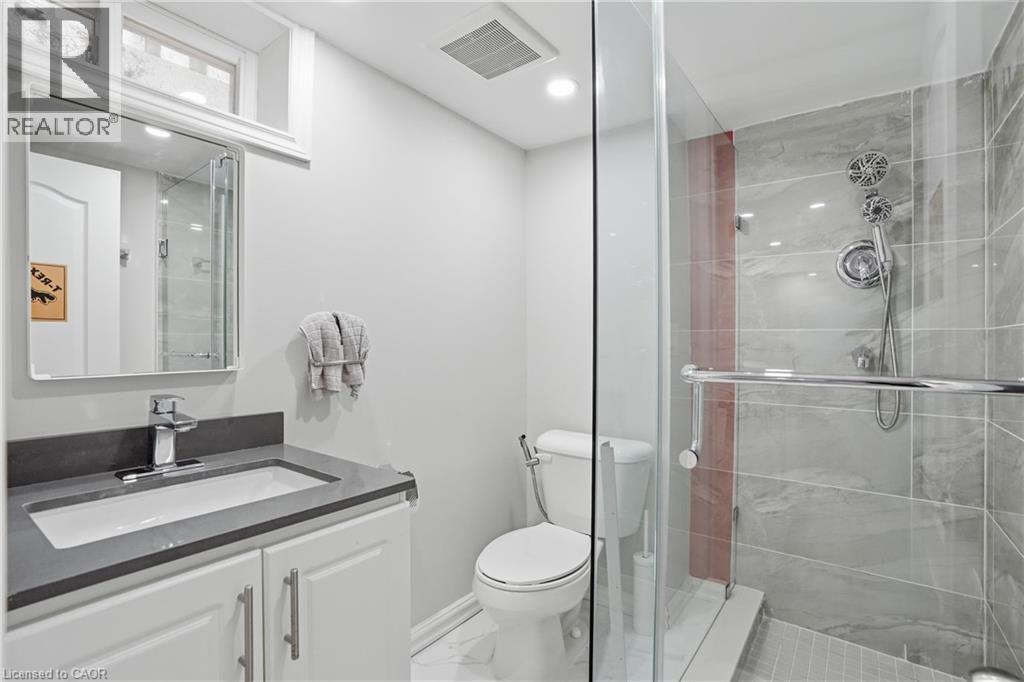 391 East 24Th Street, Hamilton, ON - Indoor Photo Showing Bathroom