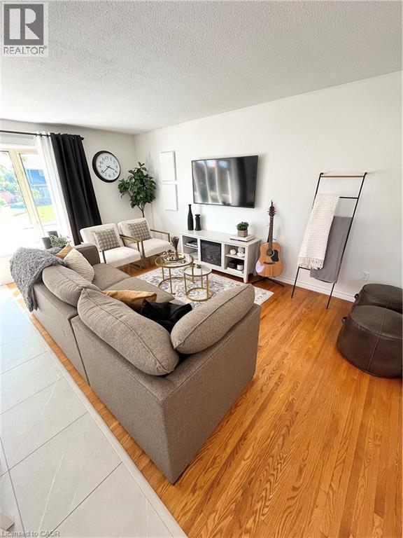 87 Locheed Drive Unit# Upper, Hamilton, ON - Indoor Photo Showing Living Room