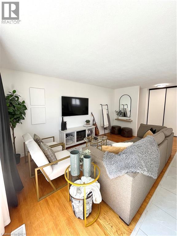 87 Locheed Drive Unit# Upper, Hamilton, ON - Indoor Photo Showing Living Room