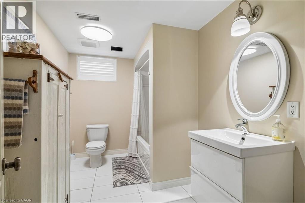 573 Beach Boulevard, Hamilton, ON - Indoor Photo Showing Bathroom