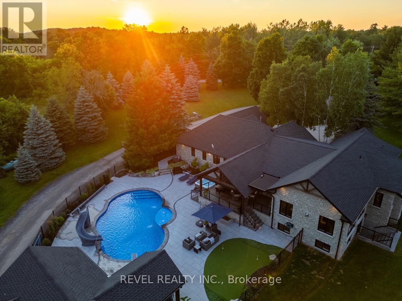 102 Concession 11 E, Hamilton, ON - Outdoor With In Ground Pool