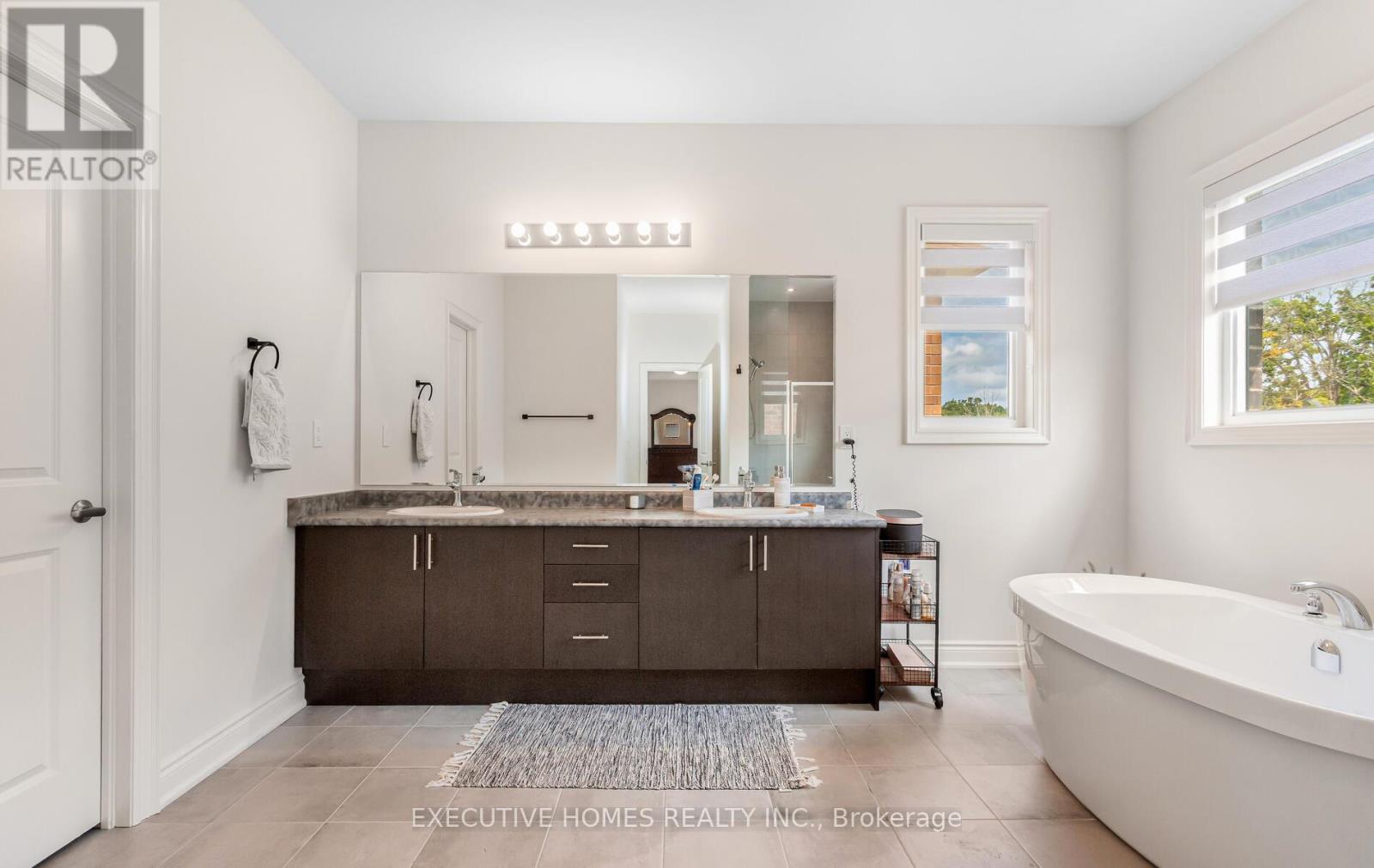 77 Pond View Gate, Hamilton, ON - Indoor Photo Showing Bathroom