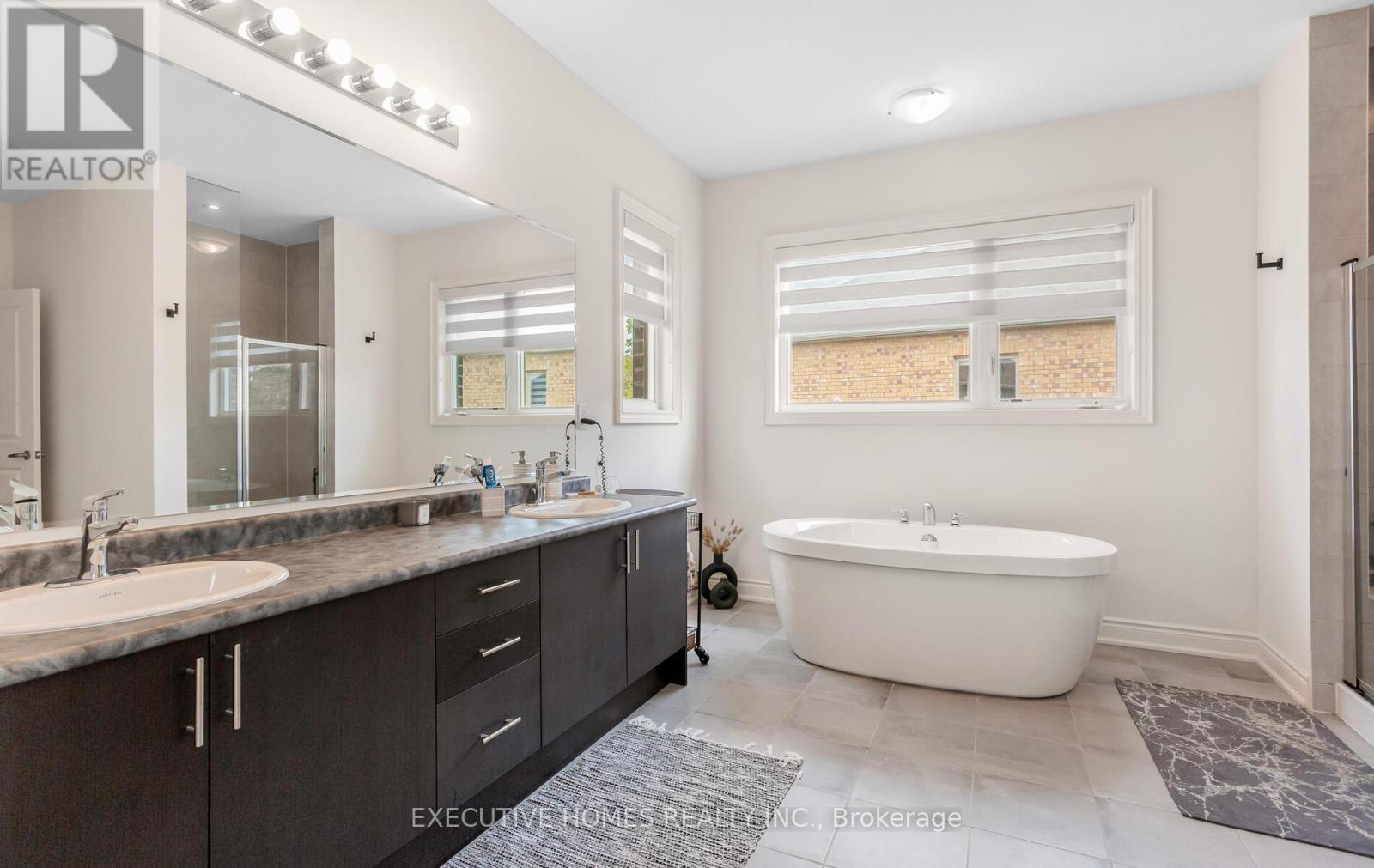 77 Pond View Gate, Hamilton, ON - Indoor Photo Showing Bathroom