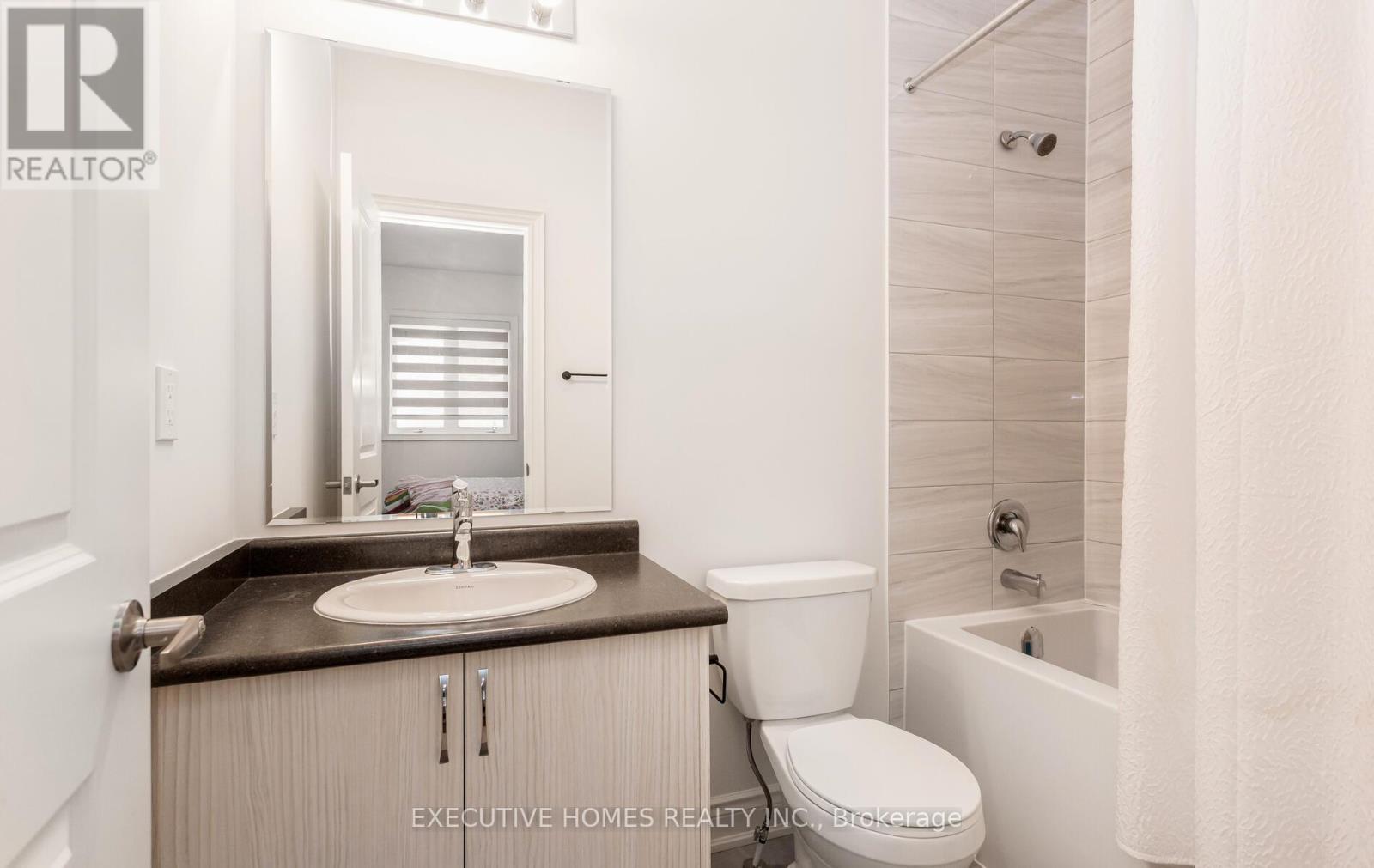 77 Pond View Gate, Hamilton, ON - Indoor Photo Showing Bathroom