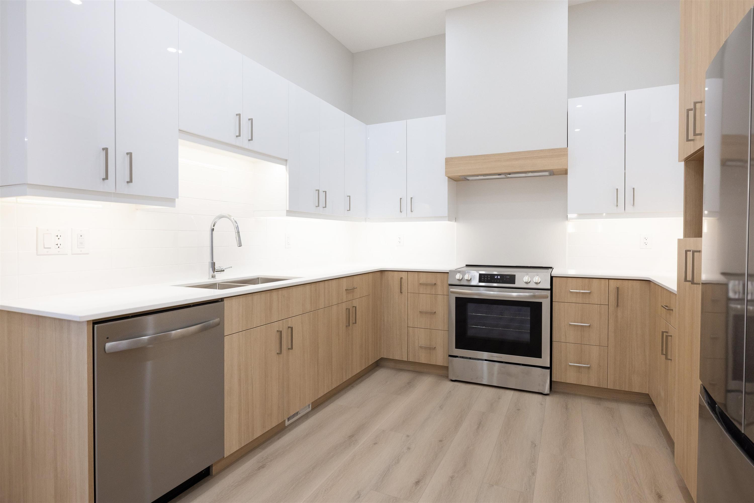 838 Weiler Boulevard, Thunder Bay, ON - Indoor Photo Showing Kitchen With Double Sink