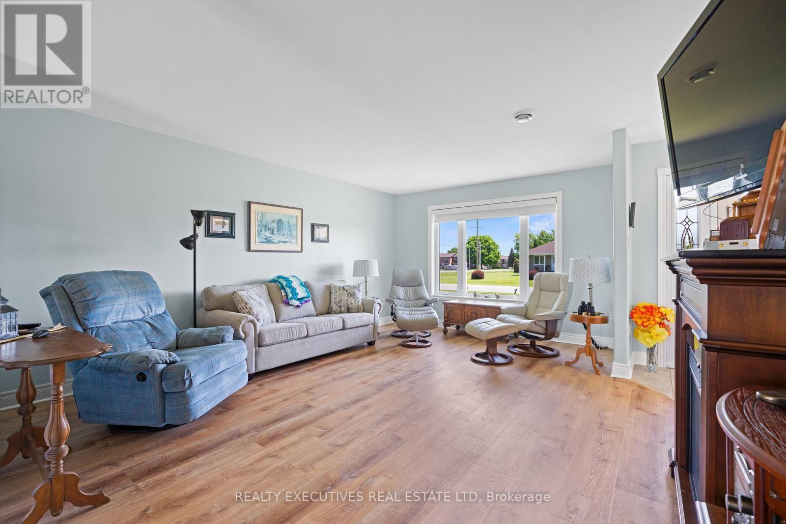 10727 West End Terrace, South Dundas, ON - Indoor Photo Showing Living Room