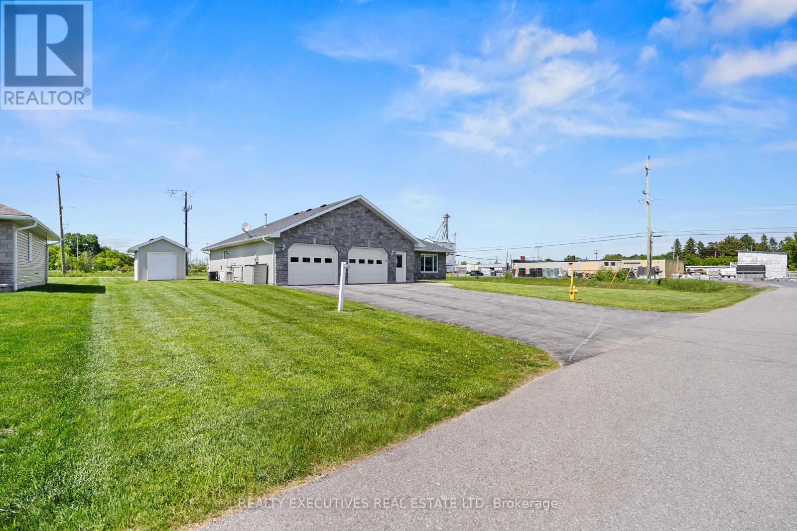 10727 West End Terrace, South Dundas, ON - Outdoor