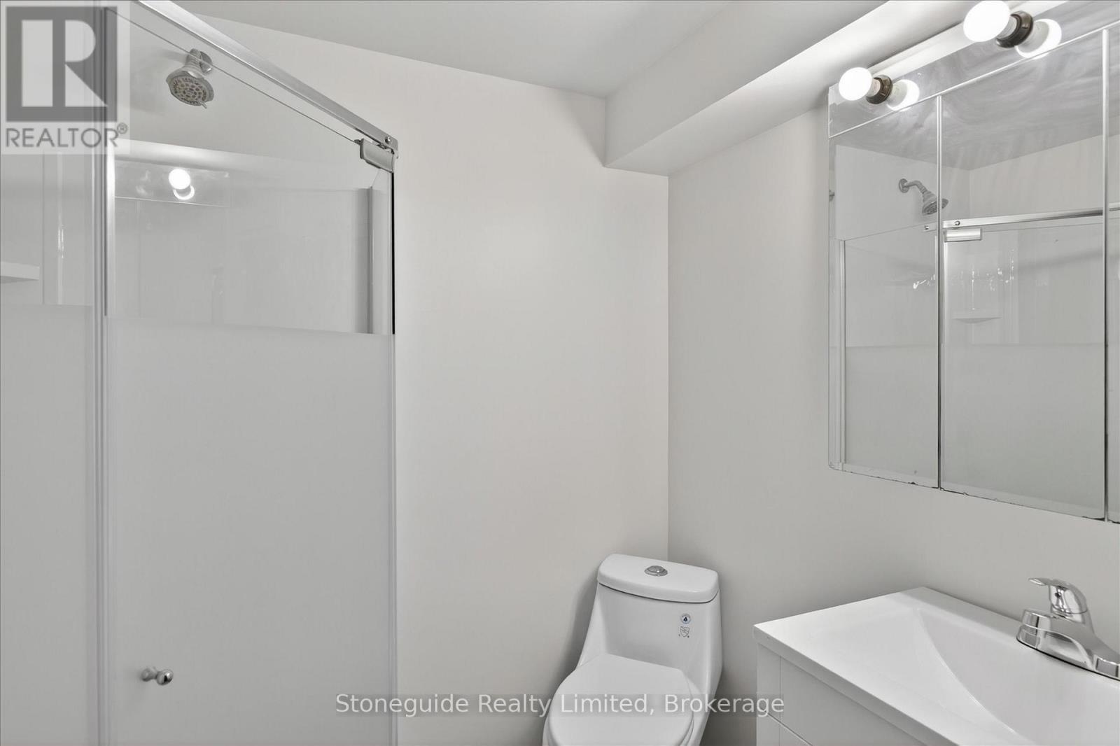 667 Skyline Road, Selwyn, ON - Indoor Photo Showing Bathroom