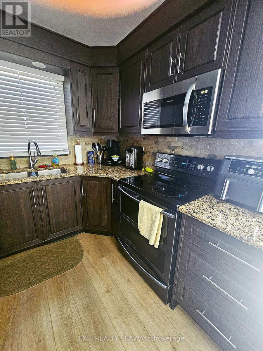 524 Anthony Street, Cornwall, ON - Indoor Photo Showing Kitchen