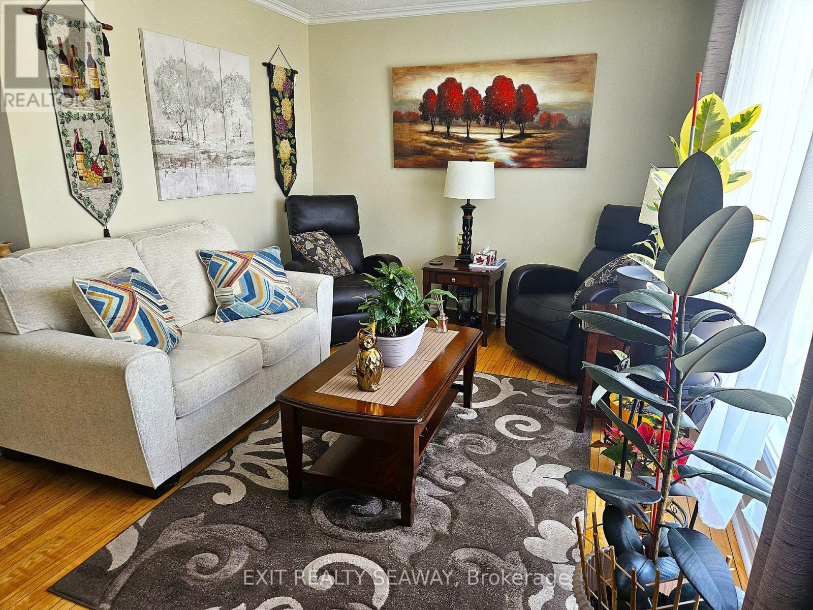 524 Anthony Street, Cornwall, ON - Indoor Photo Showing Living Room