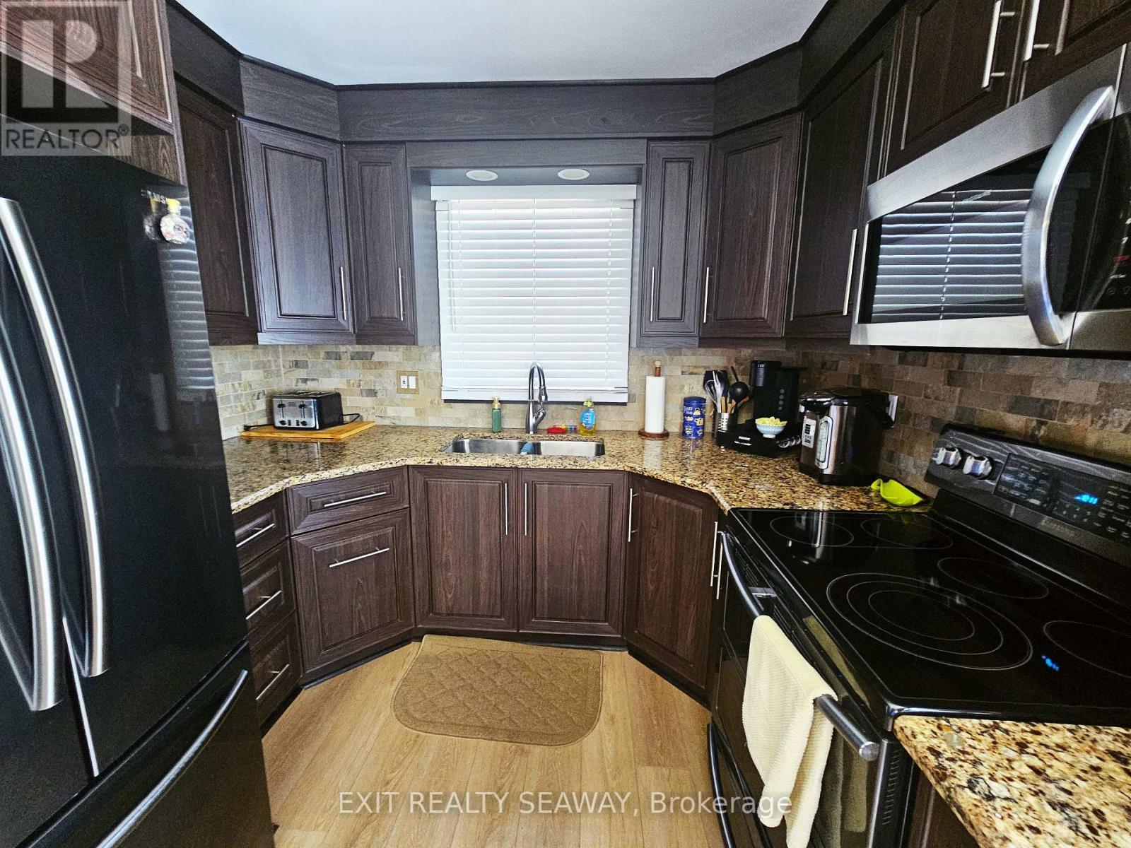 524 Anthony Street, Cornwall, ON - Indoor Photo Showing Kitchen With Double Sink
