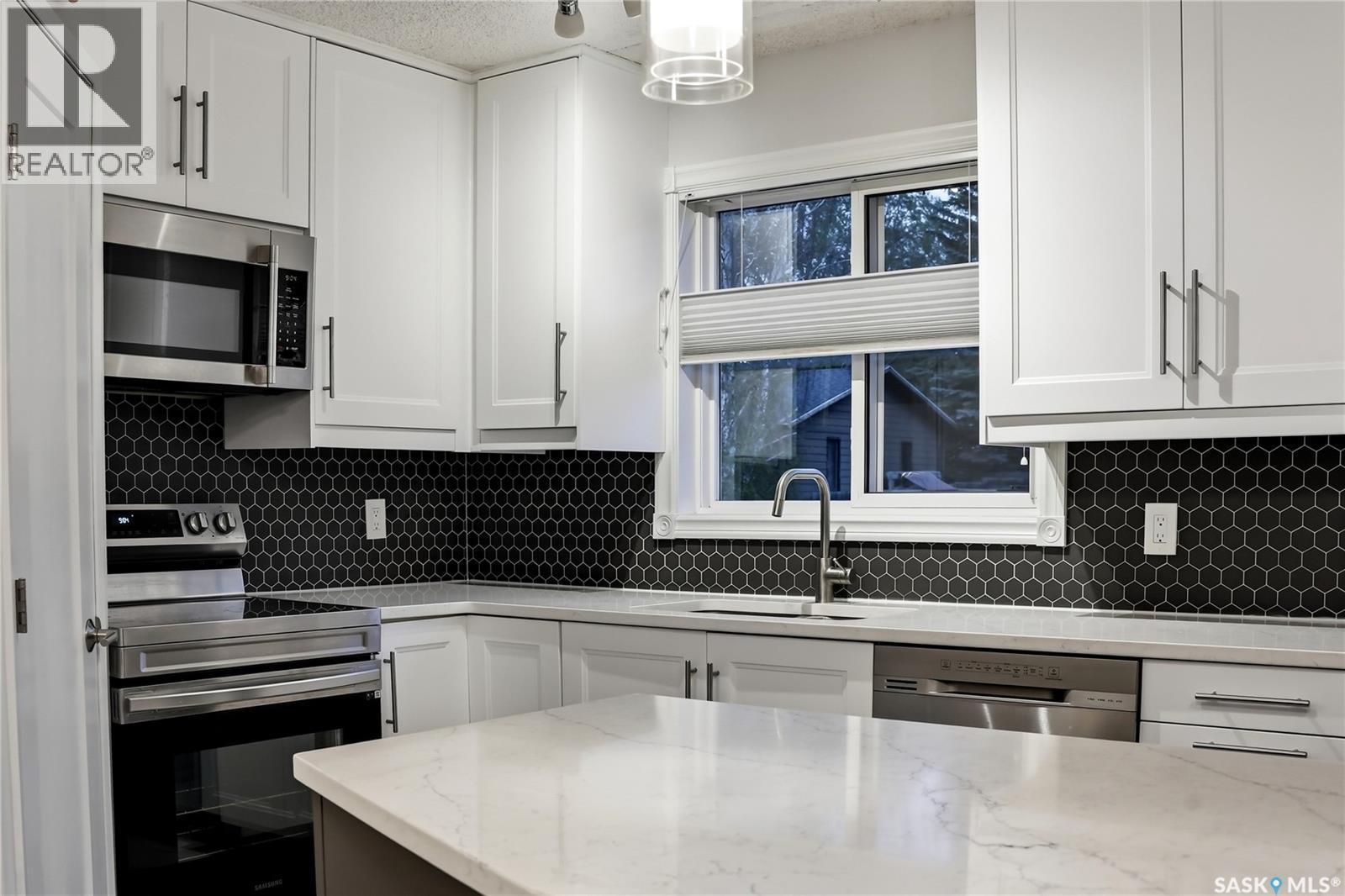 171 Coldspring Crescent, Saskatoon, SK - Indoor Photo Showing Kitchen With Upgraded Kitchen