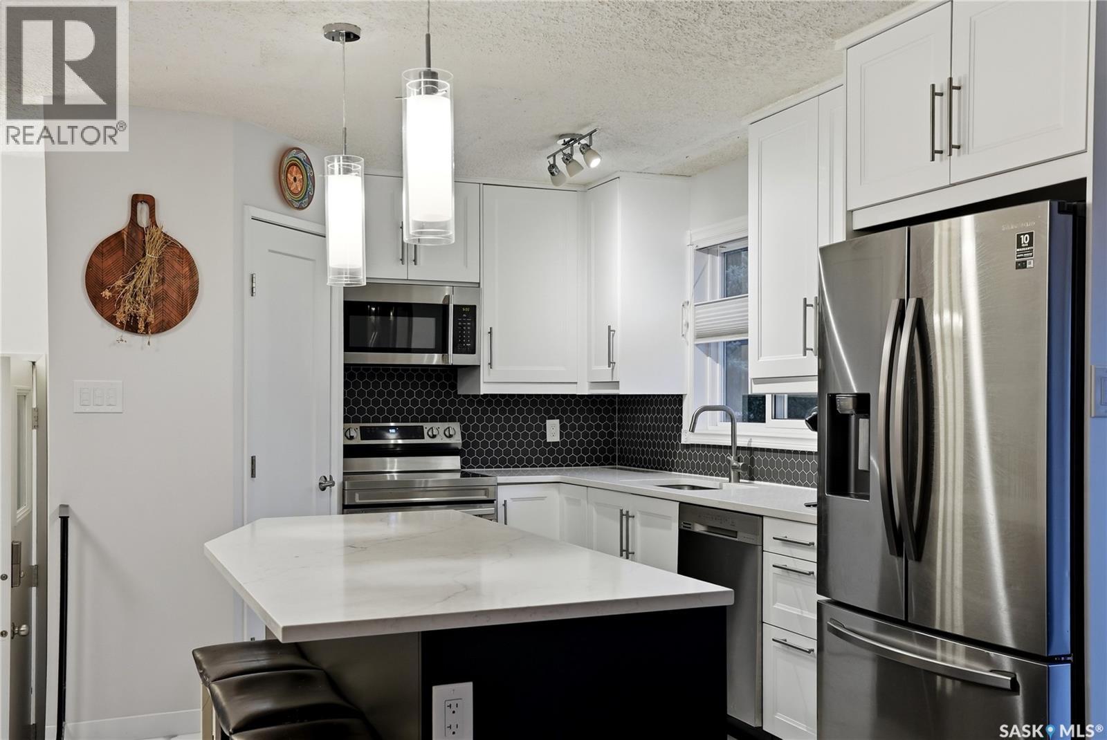 171 Coldspring Crescent, Saskatoon, SK - Indoor Photo Showing Kitchen With Stainless Steel Kitchen With Upgraded Kitchen