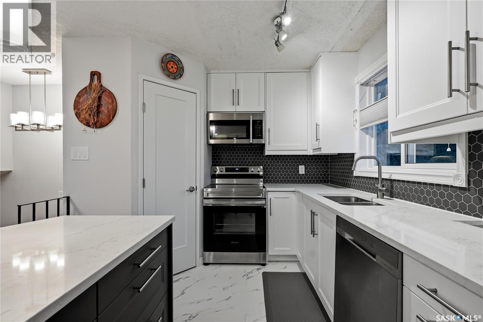171 Coldspring Crescent, Saskatoon, SK - Indoor Photo Showing Kitchen With Double Sink With Upgraded Kitchen