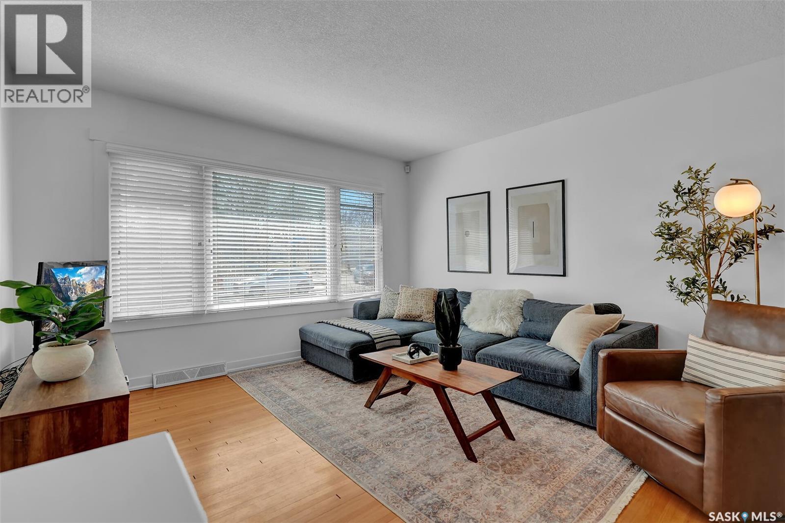 2050 Jubilee Avenue, Regina, SK - Indoor Photo Showing Living Room