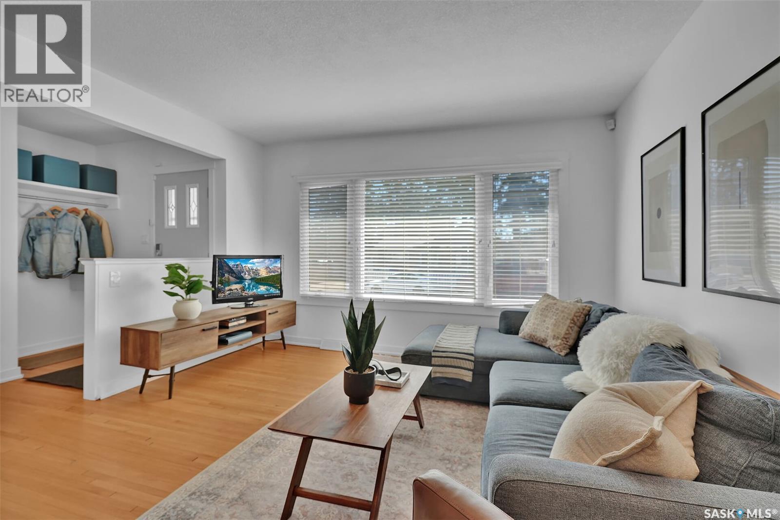 2050 Jubilee Avenue, Regina, SK - Indoor Photo Showing Living Room