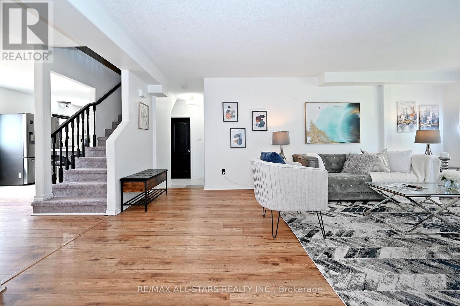 647 Trailview Drive, Peterborough, ON - Indoor Photo Showing Living Room