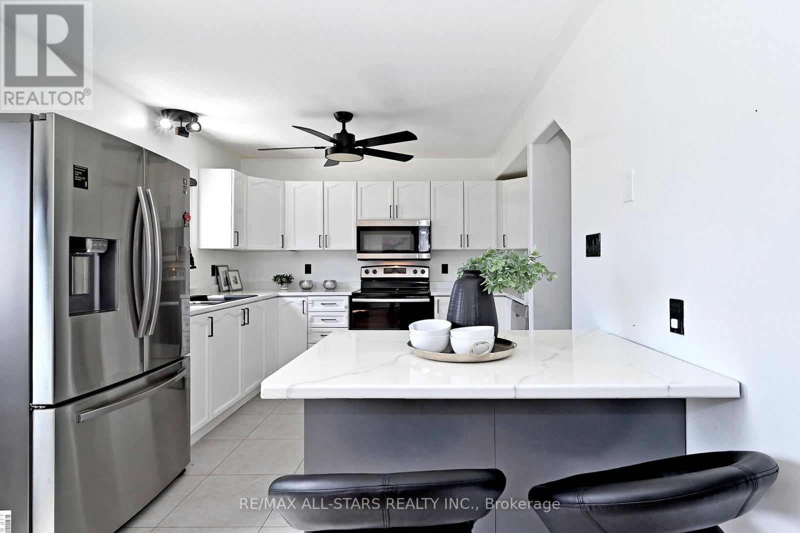 647 Trailview Drive, Peterborough, ON - Indoor Photo Showing Kitchen With Upgraded Kitchen
