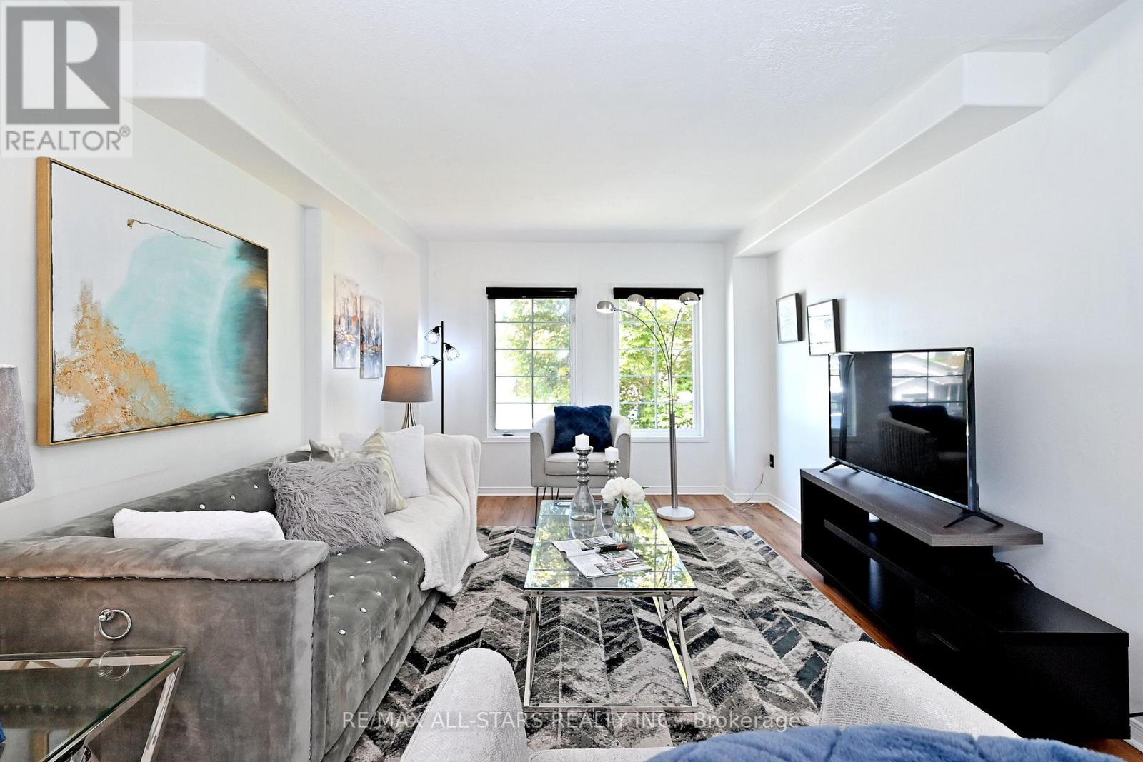 647 Trailview Drive, Peterborough, ON - Indoor Photo Showing Living Room