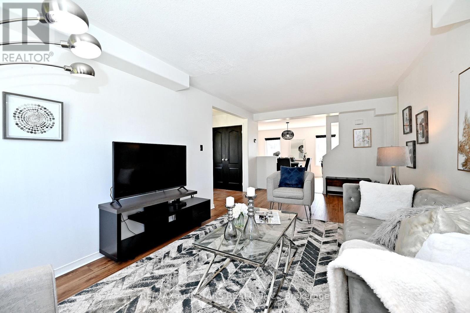 647 Trailview Drive, Peterborough, ON - Indoor Photo Showing Living Room